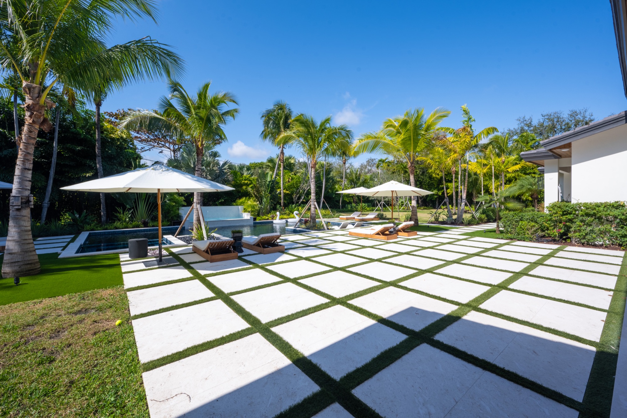 Homepage of Hereu's Construction, a South Florida general contractor site